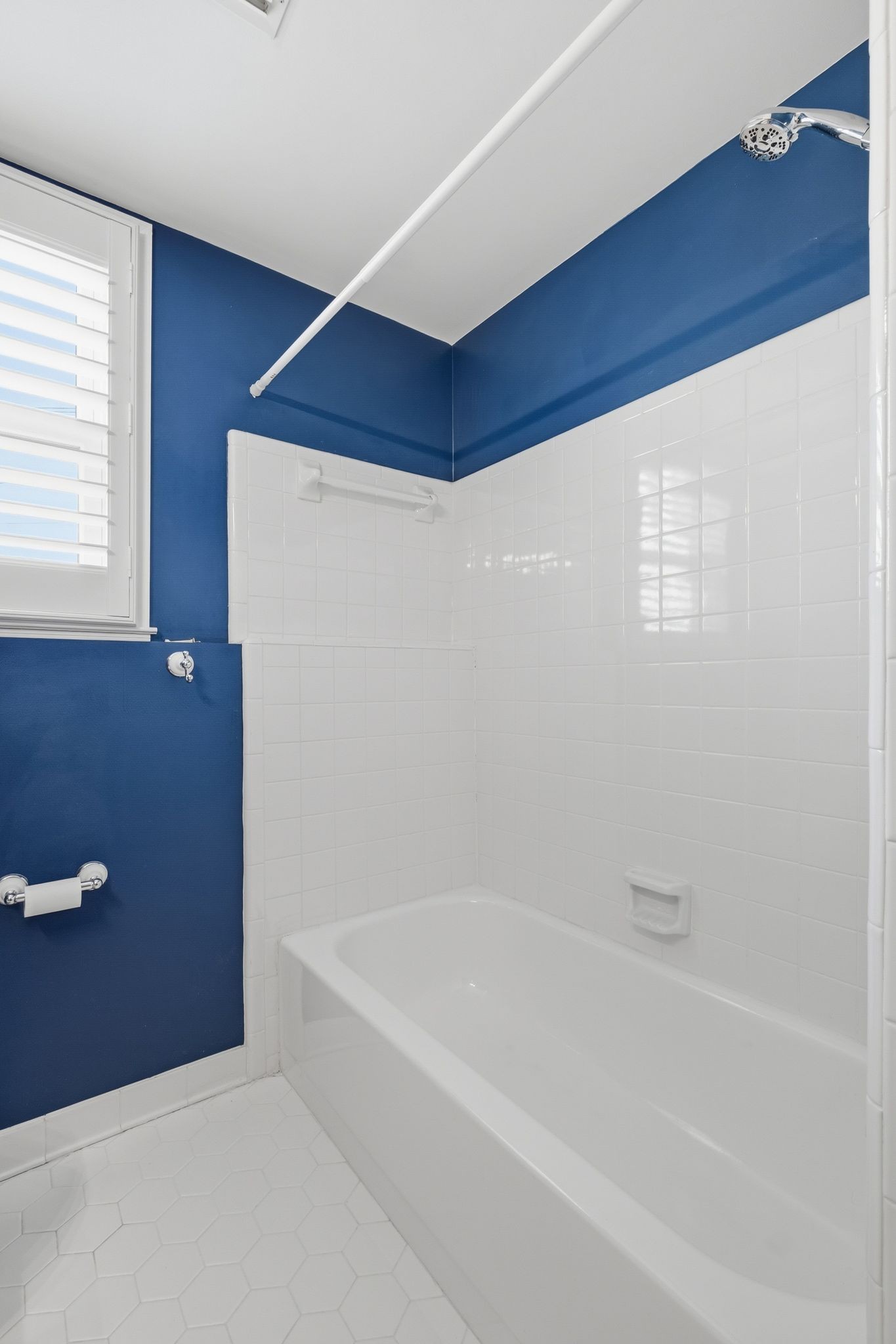 1049 Fitzpatrick Road Nashville, TN 37214 - Photo 28 of 38 a bathroom with a bathtub