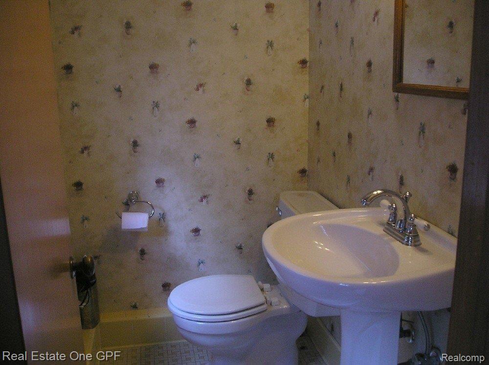 237 McMillan Road Grosse Pointe, MI 48236 - Photo 8 of 25 8P9123086POWDER RM