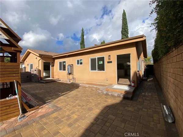 a view of a house with backyard