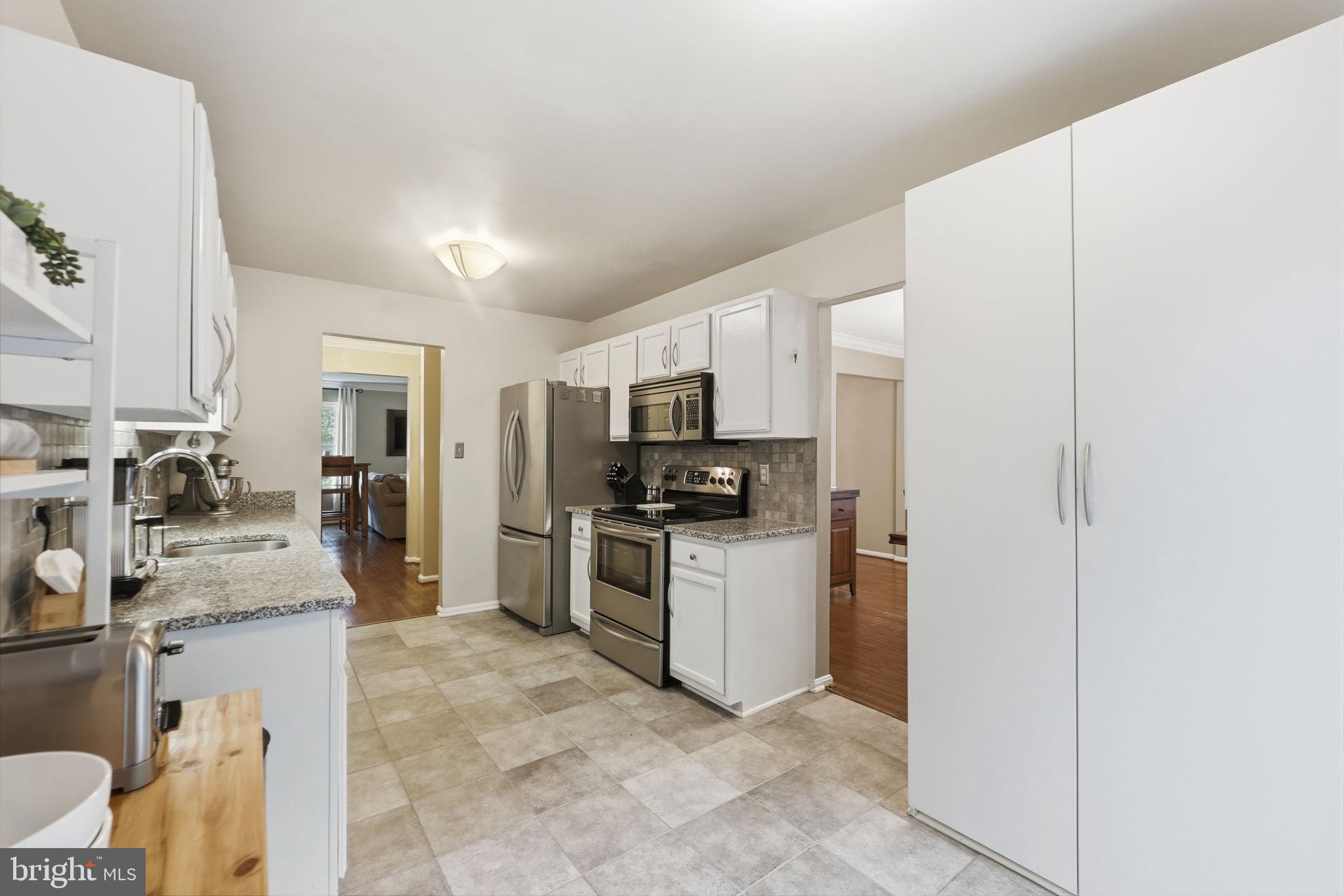 7660 Southern Oak Drive Springfield, VA 22153 - Photo 13 of 37 KITCHEN TABLE SPACE & PANTRY