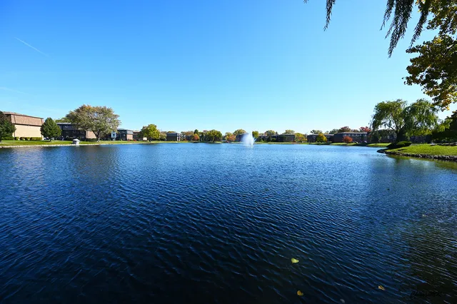 $1,800 | 9360 Bay Colony Drive, Unit 3S, Des Plaines, IL 60016