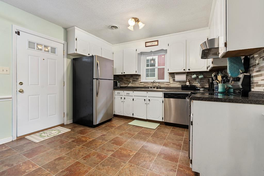 129 Downs Road Hodges, SC 29653 - Photo 4 of 14 Gallery Image 4