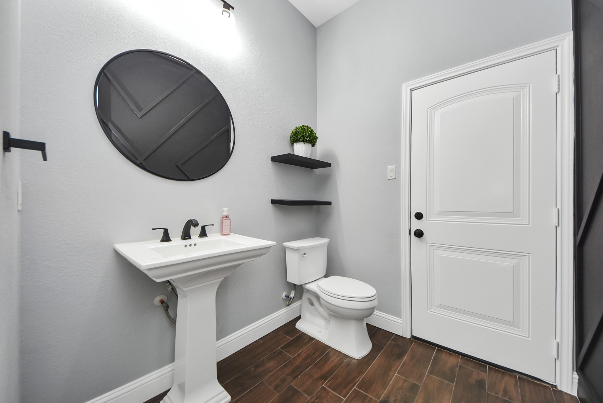 16626 Hamill Drive Rosharon, TX 77583 - Photo 32 of 42 GUEST BATHROOM