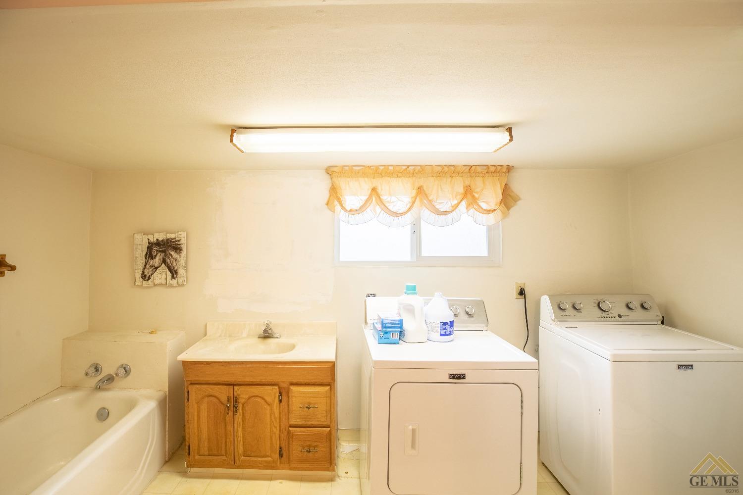 Undisclosed Address Taft, CA 93268 - Photo 18 of 24 a utility room with dryer and washer