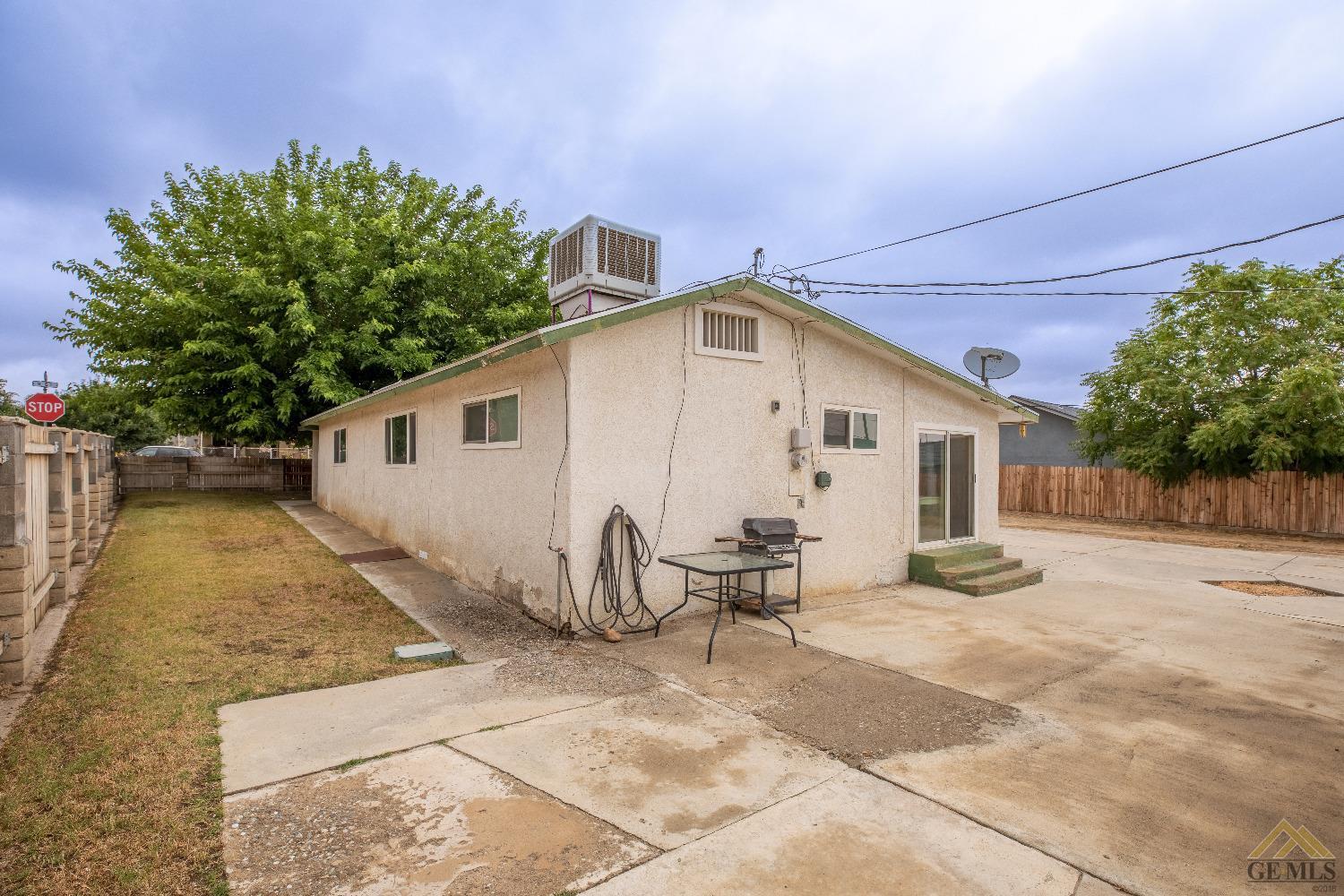 Undisclosed Address Taft, CA 93268 - Photo 21 of 24 a view of a backyard with a sitting area