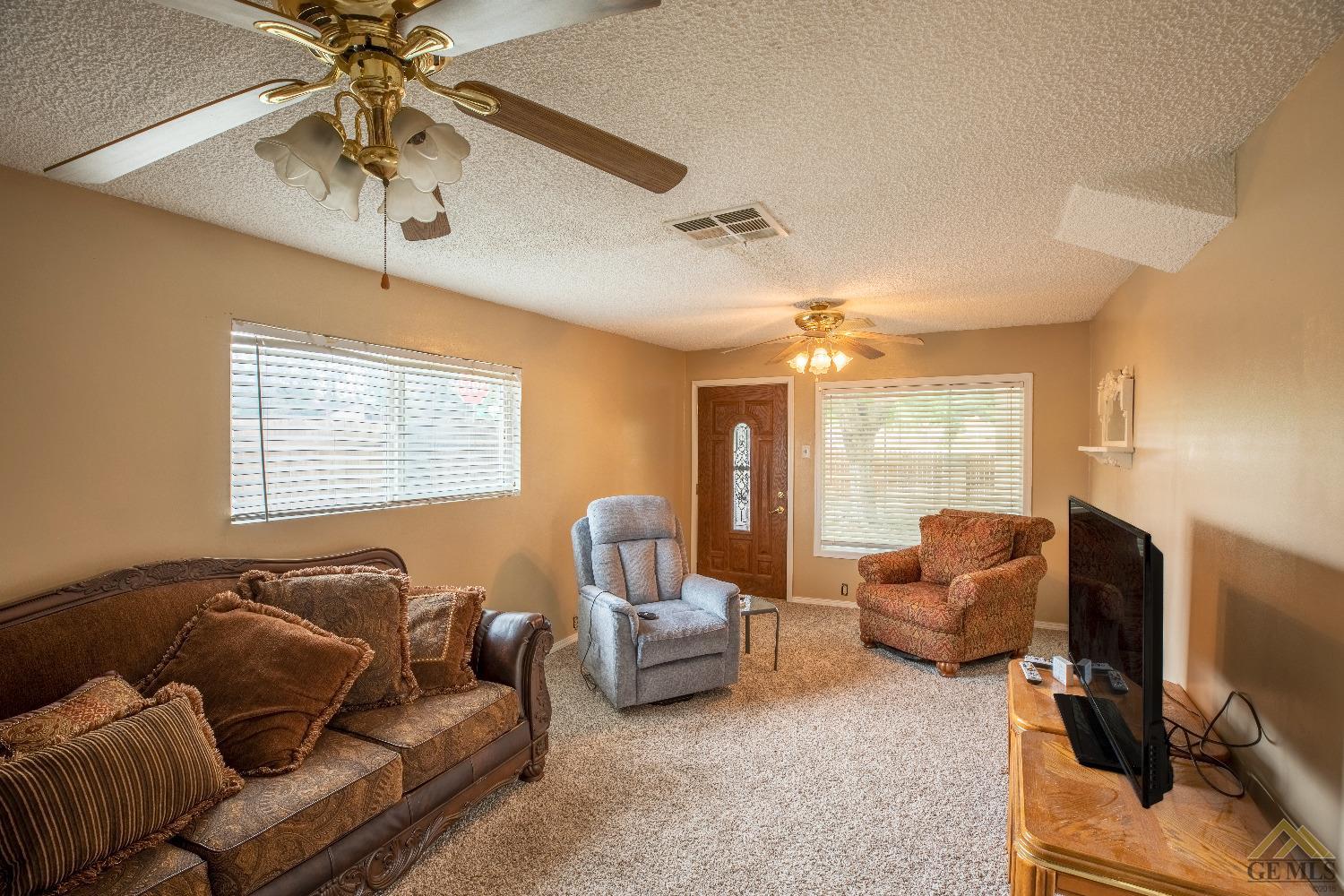 Undisclosed Address Taft, CA 93268 - Photo 6 of 24 a living room with furniture