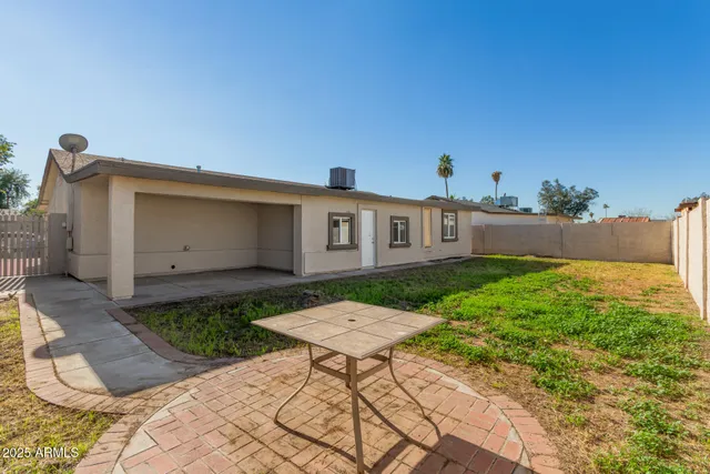 a view of a house with backyard and garden