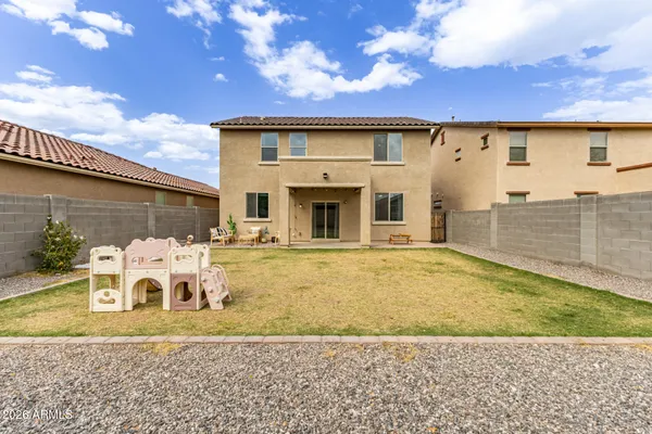 a view of a house with backyard