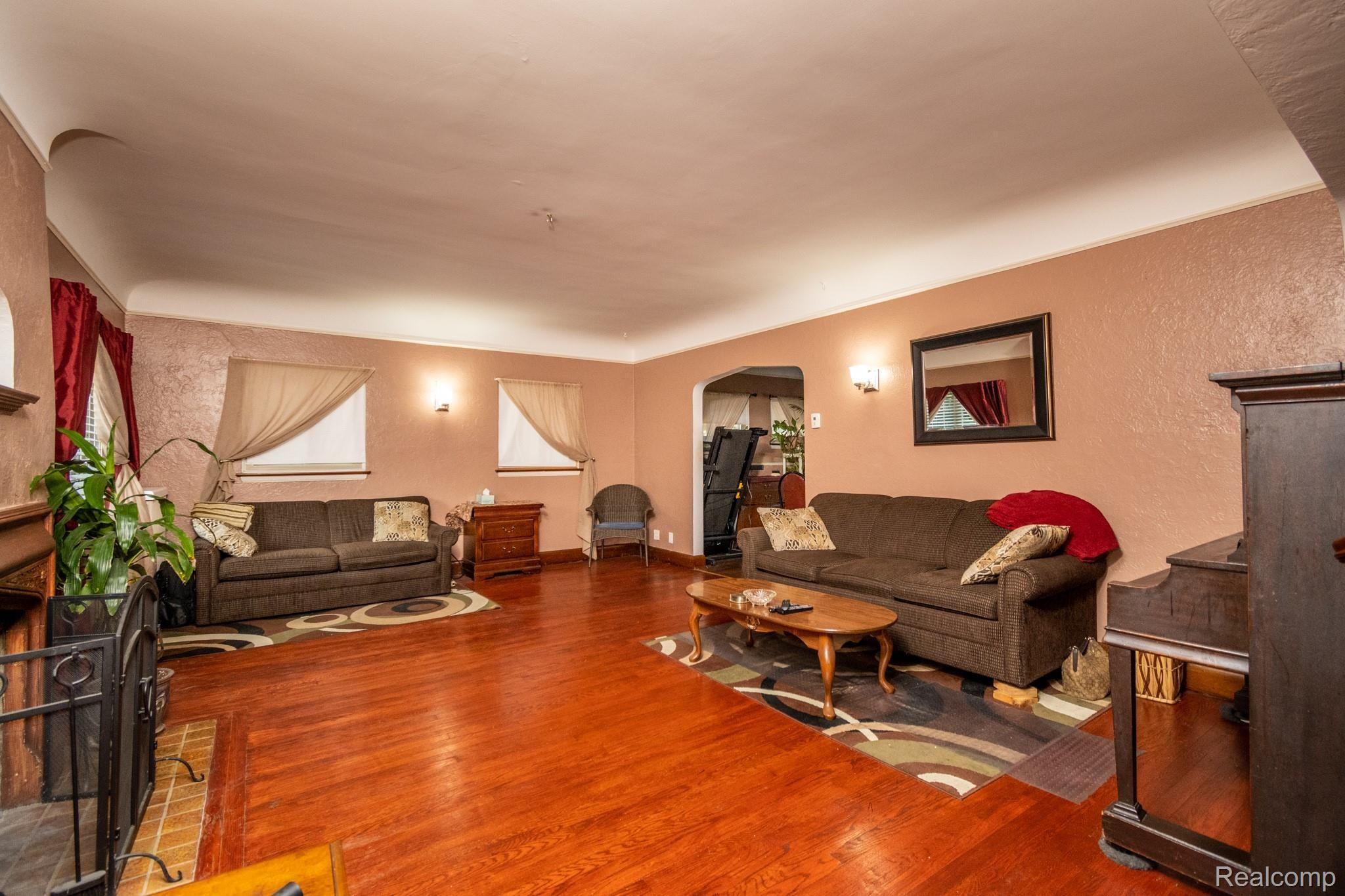 4690 Audubon Road Detroit, MI 48224 - Photo 4 of 37 Living Room