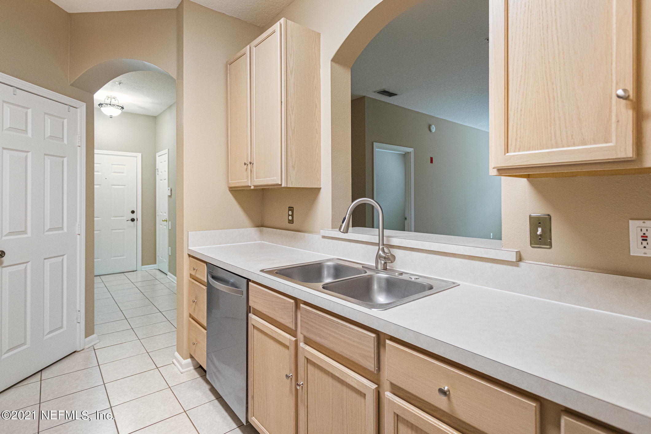 10550 Baymeadows Road, Unit 129 Jacksonville, FL 32256 - Photo 8 of 36 Kitchen