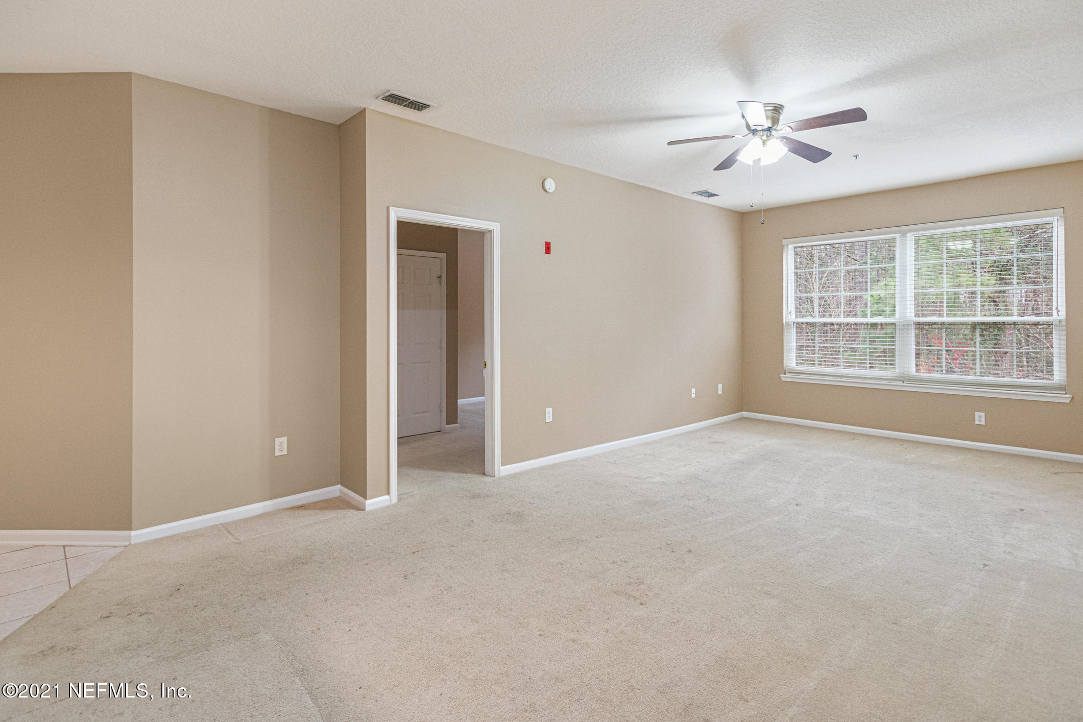 10550 Baymeadows Road, Unit 129 Jacksonville, FL 32256 - Photo 10 of 36 Living Room