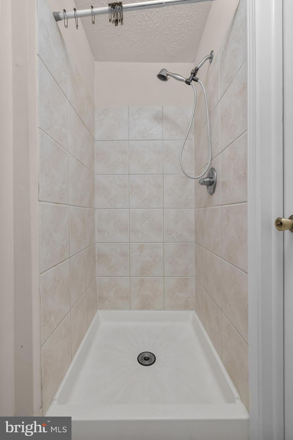 6832 Heatherway Court Alexandria, VA 22315 - Photo 24 of 37 a bath tub sitting in a bathroom