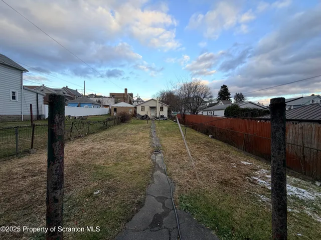 a view of a backyard