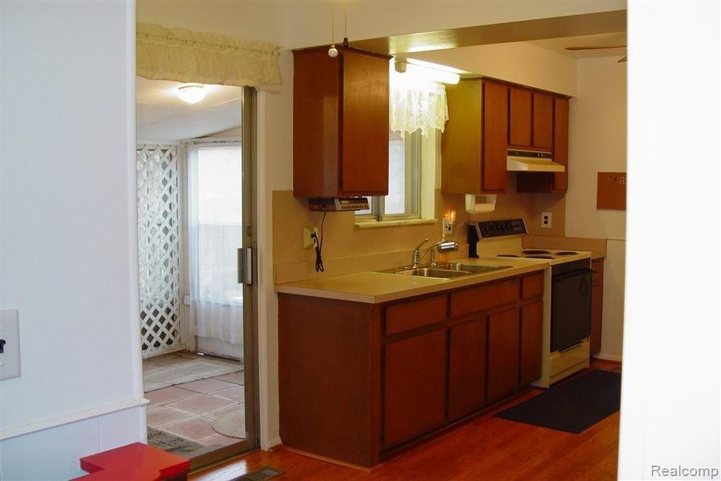 32401 West 9 Mile Road Farmington, MI 48336 - Photo 4 of 19 Kitchen to 3 Season