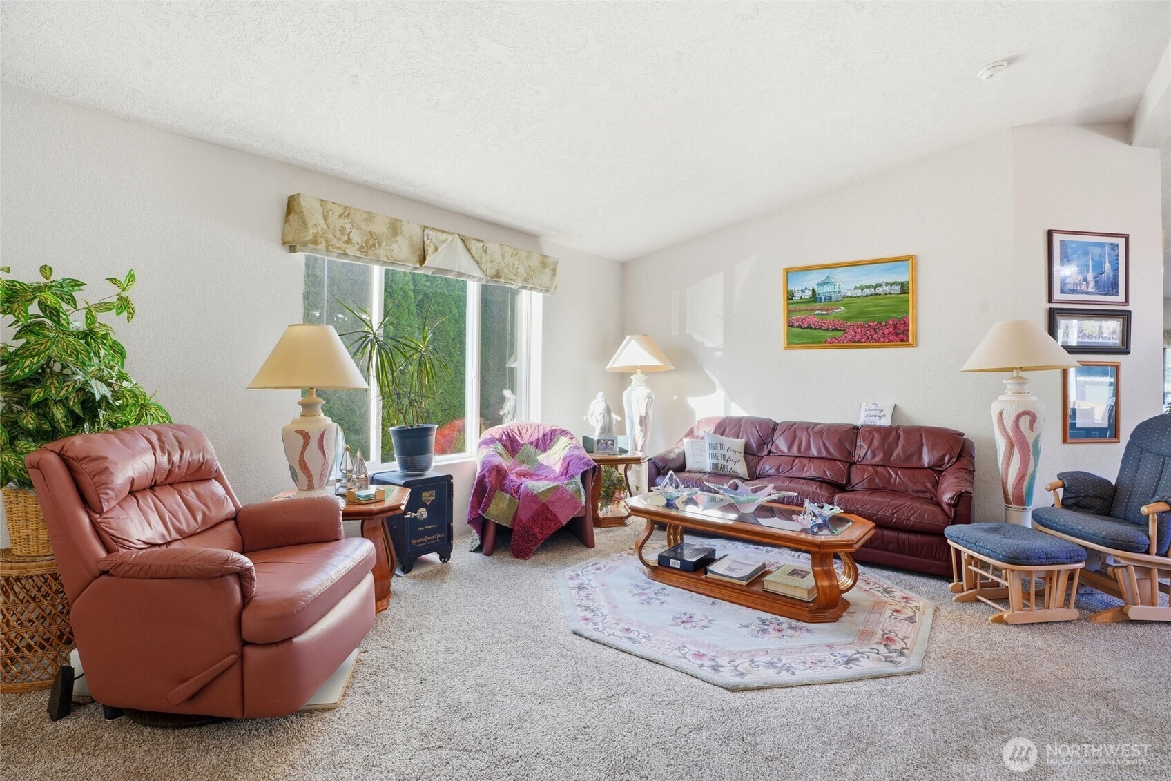 1003 Lord Street Kelso, WA 98626 - Photo 17 of 29 a living room with furniture chess table and a large window