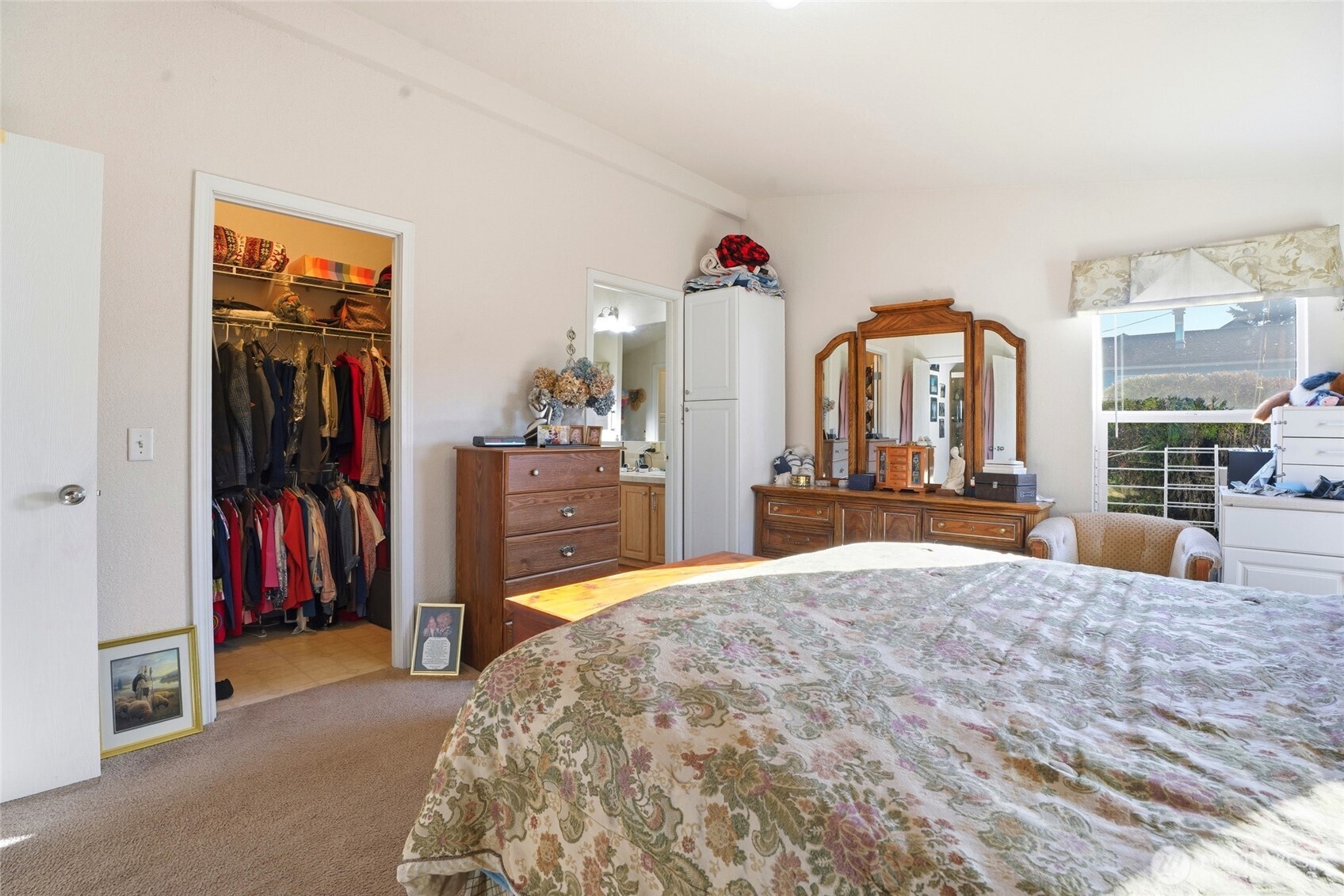 1003 Lord Street Kelso, WA 98626 - Photo 19 of 29 a bed room with a bed and a large mirror