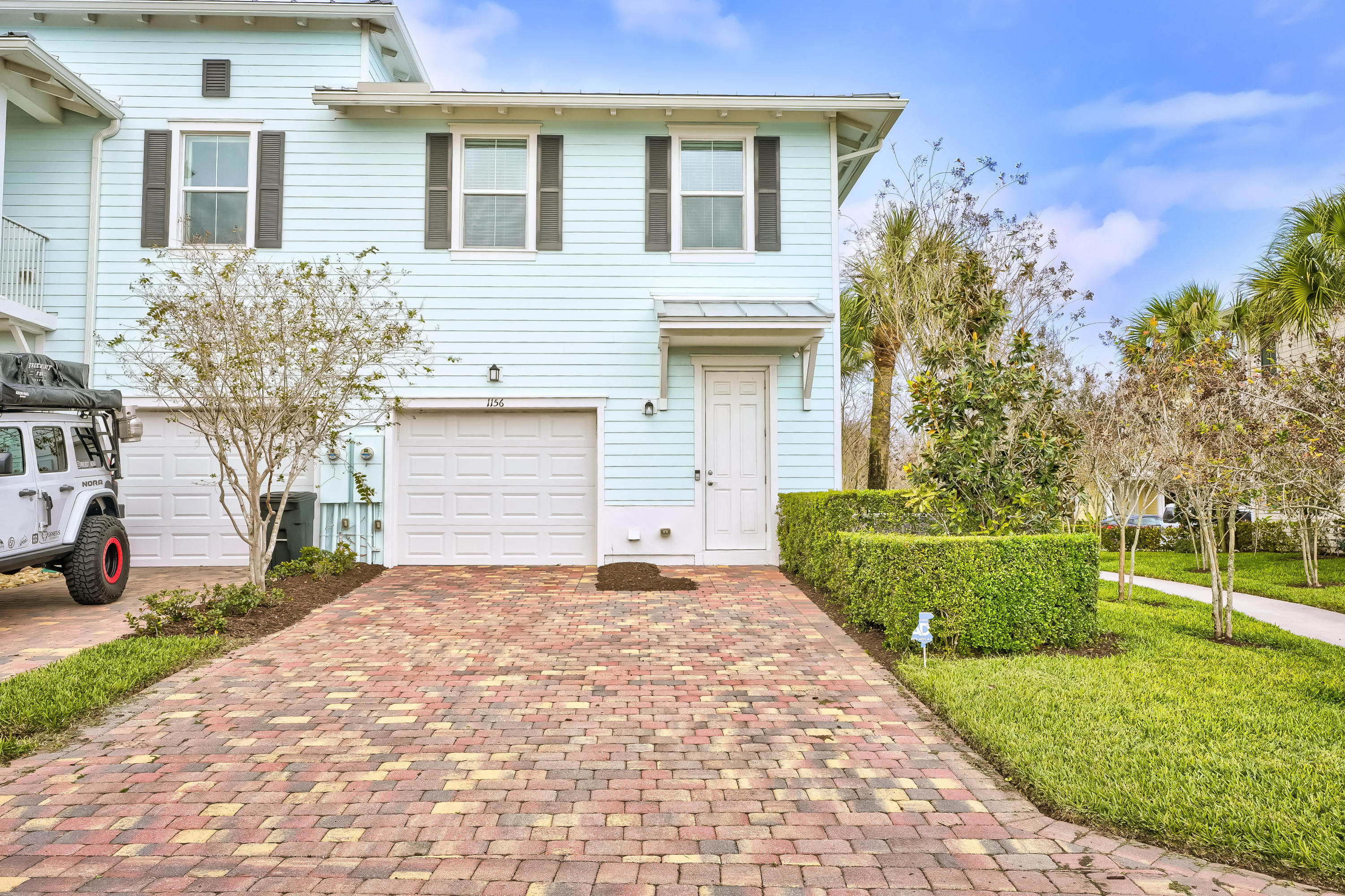 1156 South Community Drive Jupiter, FL 33458 - Photo 26 of 37 Driveway