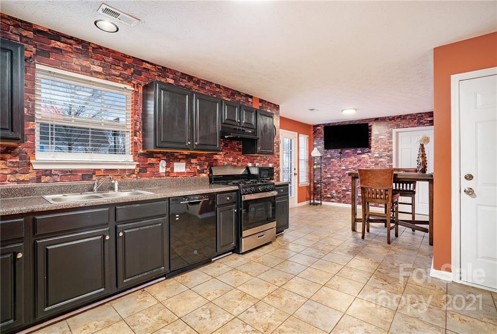 747 Reigate Road Charlotte, NC 28262 - Photo 7 of 23