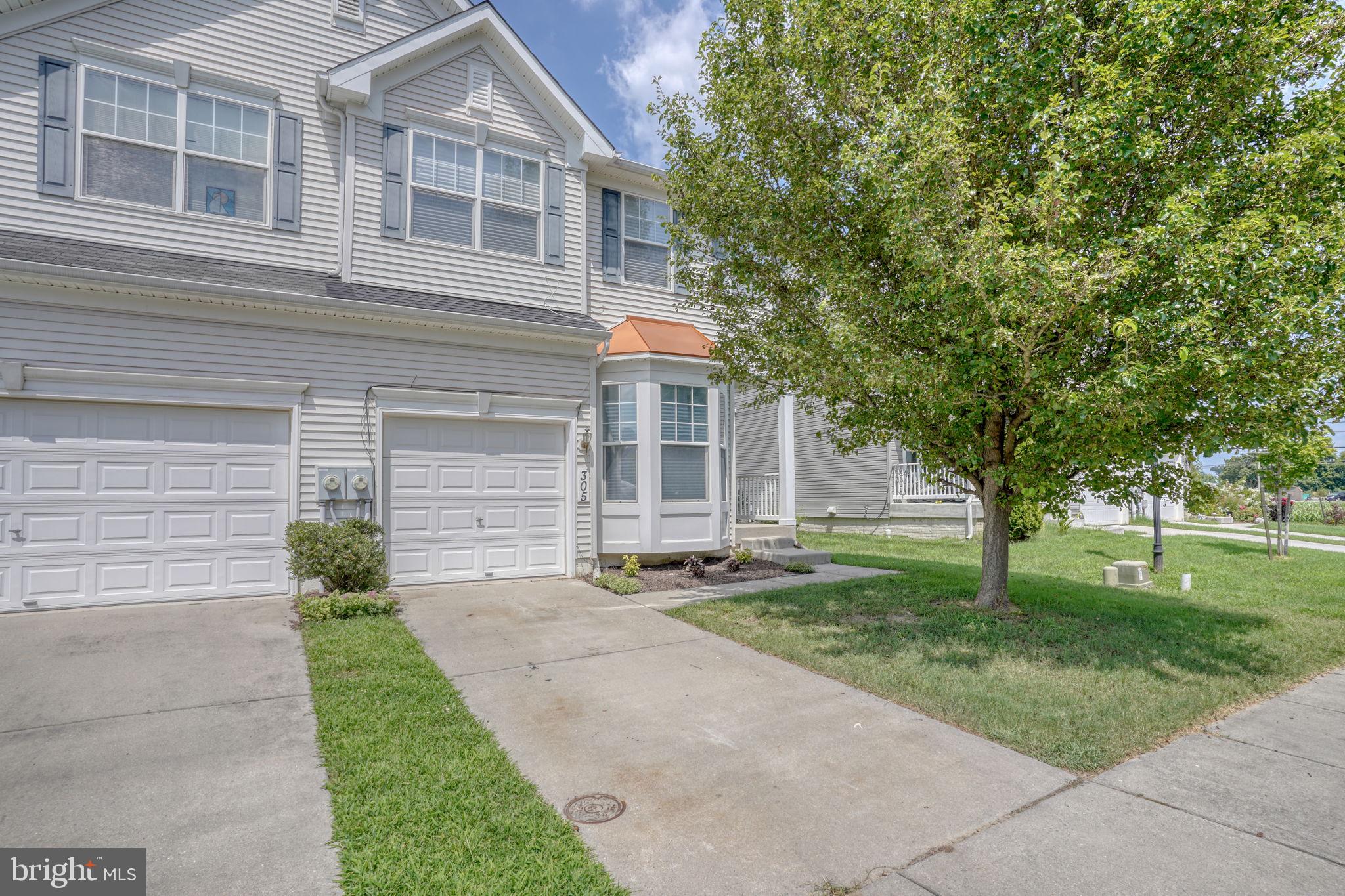 305 Appleby School Road Cambridge, MD 21613 - Photo 2 of 53 a front view of a house with garden