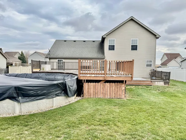 a view of a house with backyard and a garden