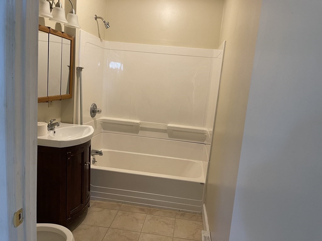 33 Hebron Street Springfield, MA 01107 - Photo 15 of 39 Gallery Image 15
