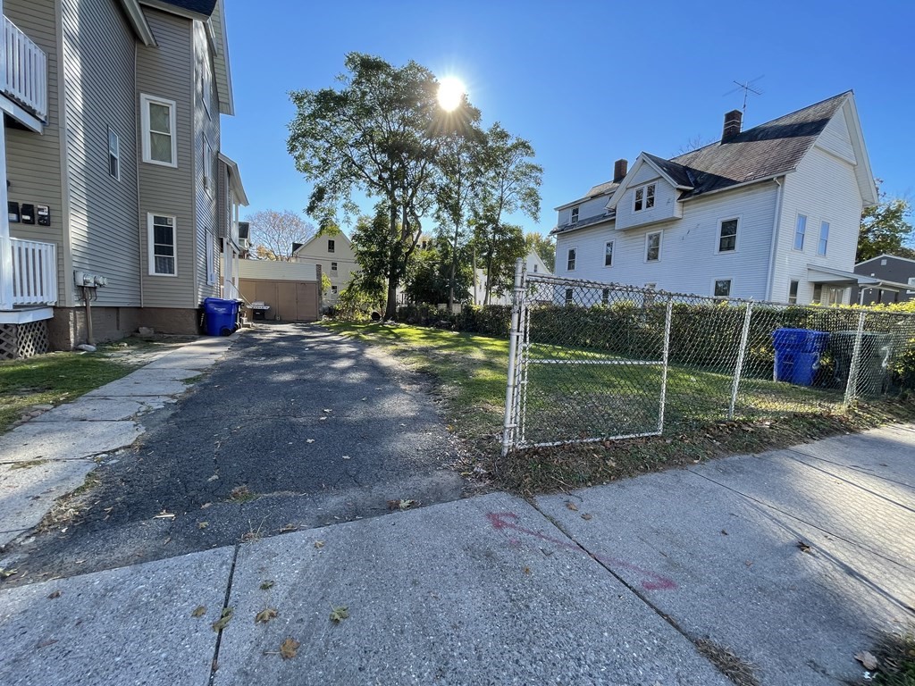 33 Hebron Street Springfield, MA 01107 - Photo 3 of 39 Gallery Image 3