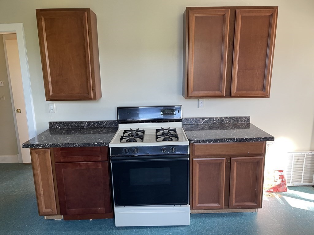 33 Hebron Street Springfield, MA 01107 - Photo 6 of 39 Gallery Image 6