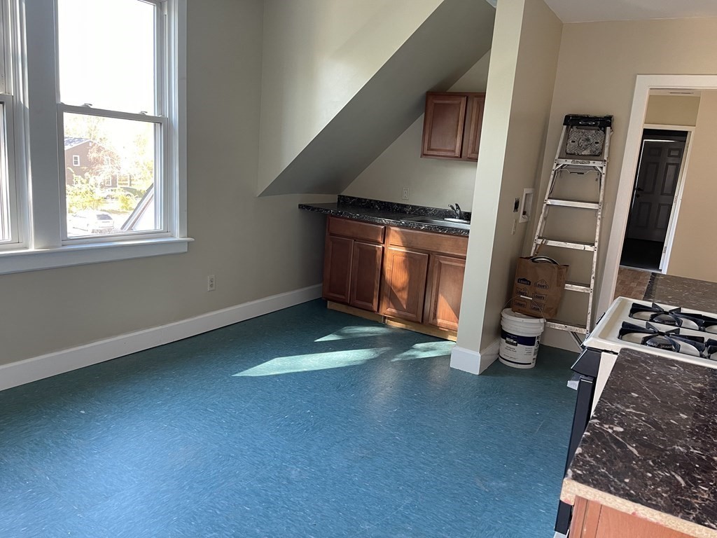 33 Hebron Street Springfield, MA 01107 - Photo 8 of 39 Gallery Image 8