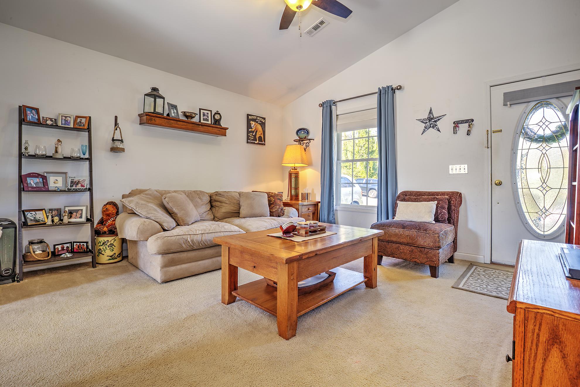 3736 Bear Road Southeast Roanoke, VA 24014 - Photo 3 of 10 LivingRm1