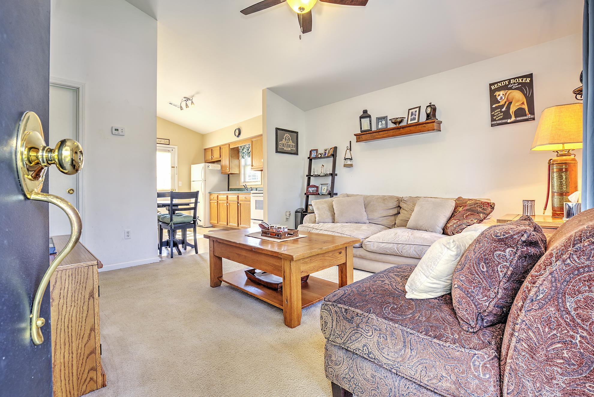 3736 Bear Road Southeast Roanoke, VA 24014 - Photo 4 of 10 LivingRm2