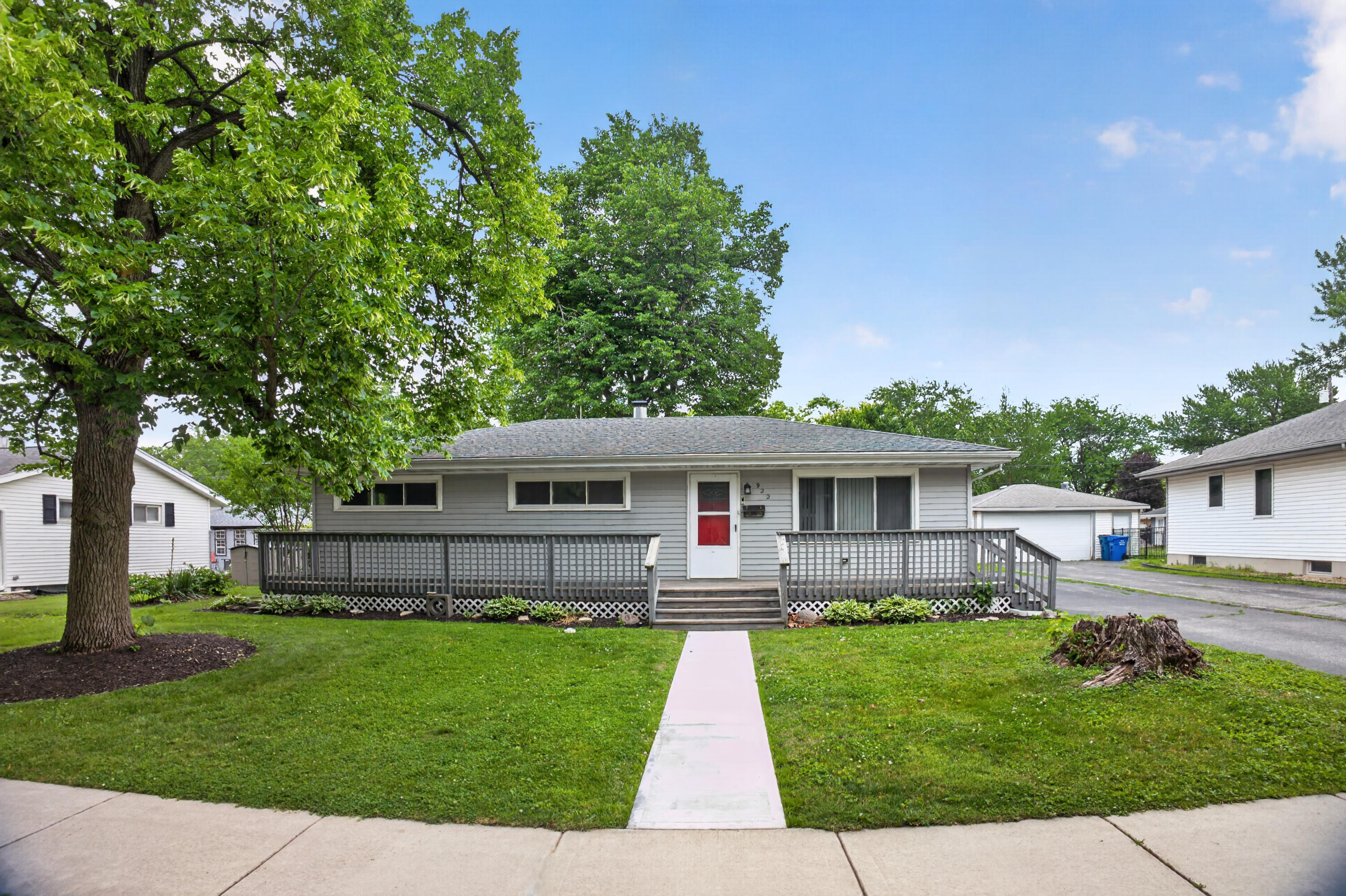 922 East Crestview Court Crown Point, IN 46307 - Photo 1 of 33 3000x1998
