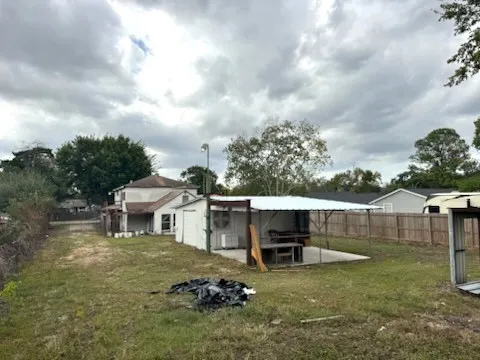 a view of a house with backyard