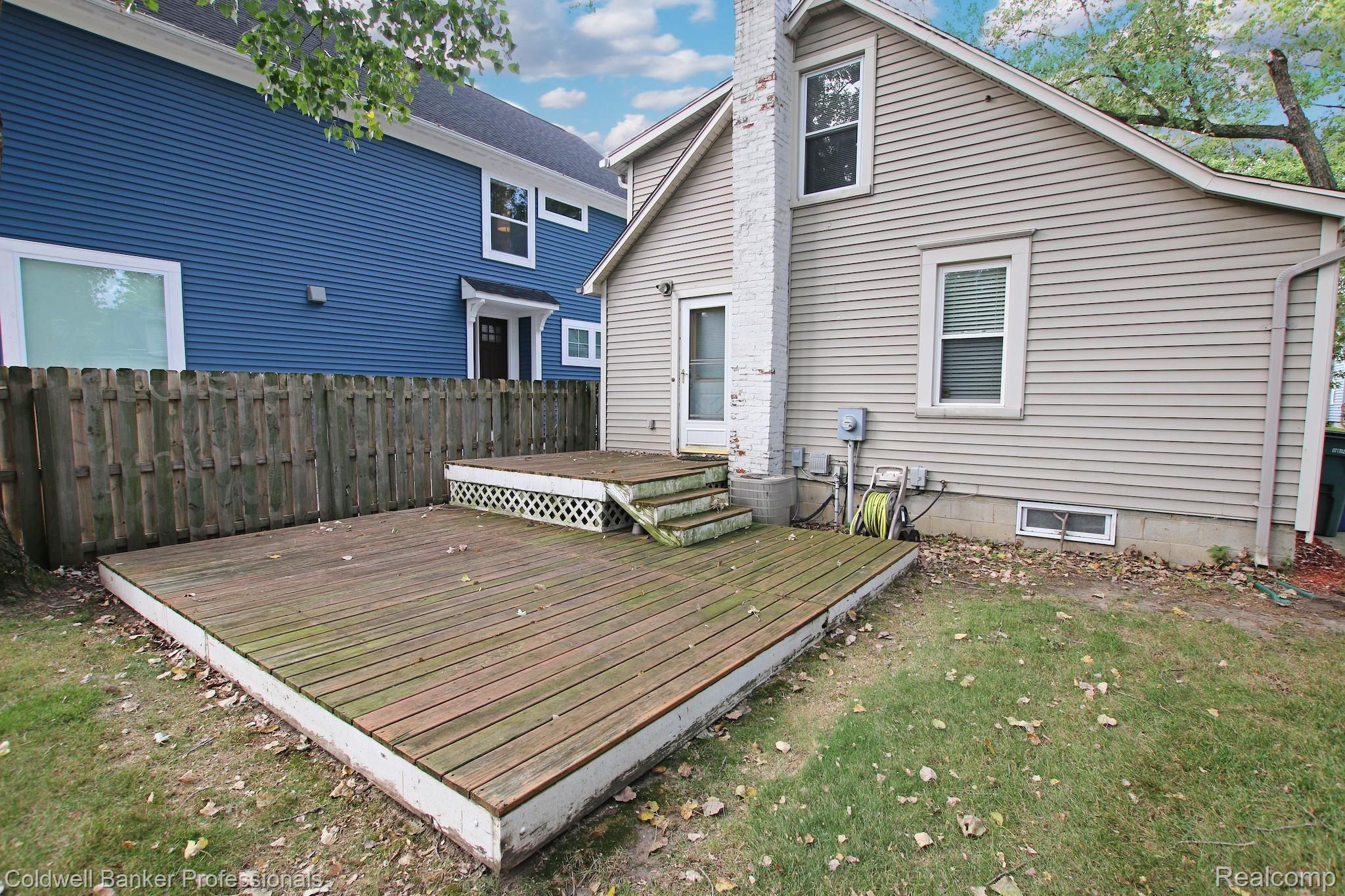2696 Wakefield Road Berkley, MI 48072 - Photo 32 of 38 32) Back Deck.jpg