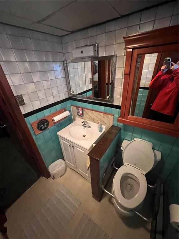 433 Henry Street McKees Rocks, PA 15136 - Photo 18 of 25 a bathroom with a sink and a mirror