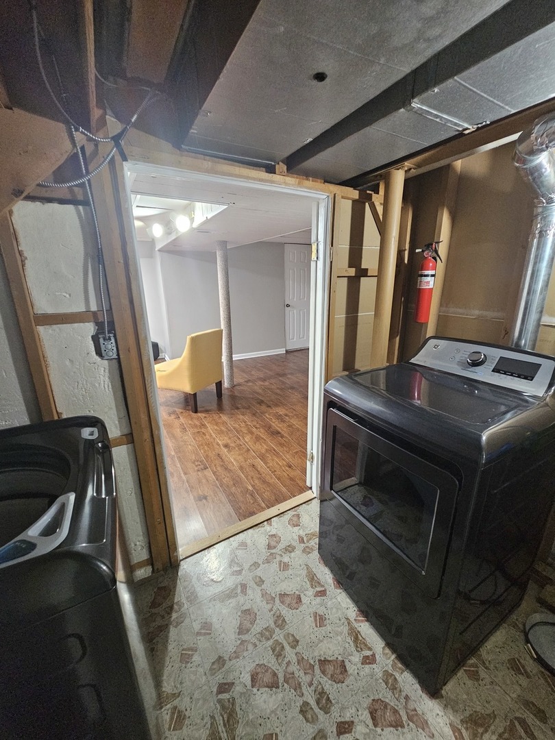 608 Bayview Point Schaumburg, IL 60194 - Photo 14 of 31 a living room with stainless steel appliances furniture and a rug