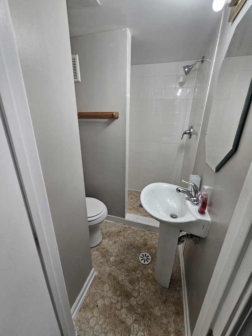 608 Bayview Point Schaumburg, IL 60194 - Photo 15 of 31 a bathroom with a sink and toilet