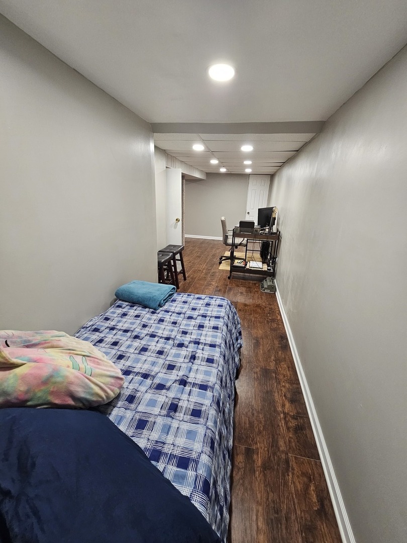 608 Bayview Point Schaumburg, IL 60194 - Photo 17 of 31 a bedroom with bed and window