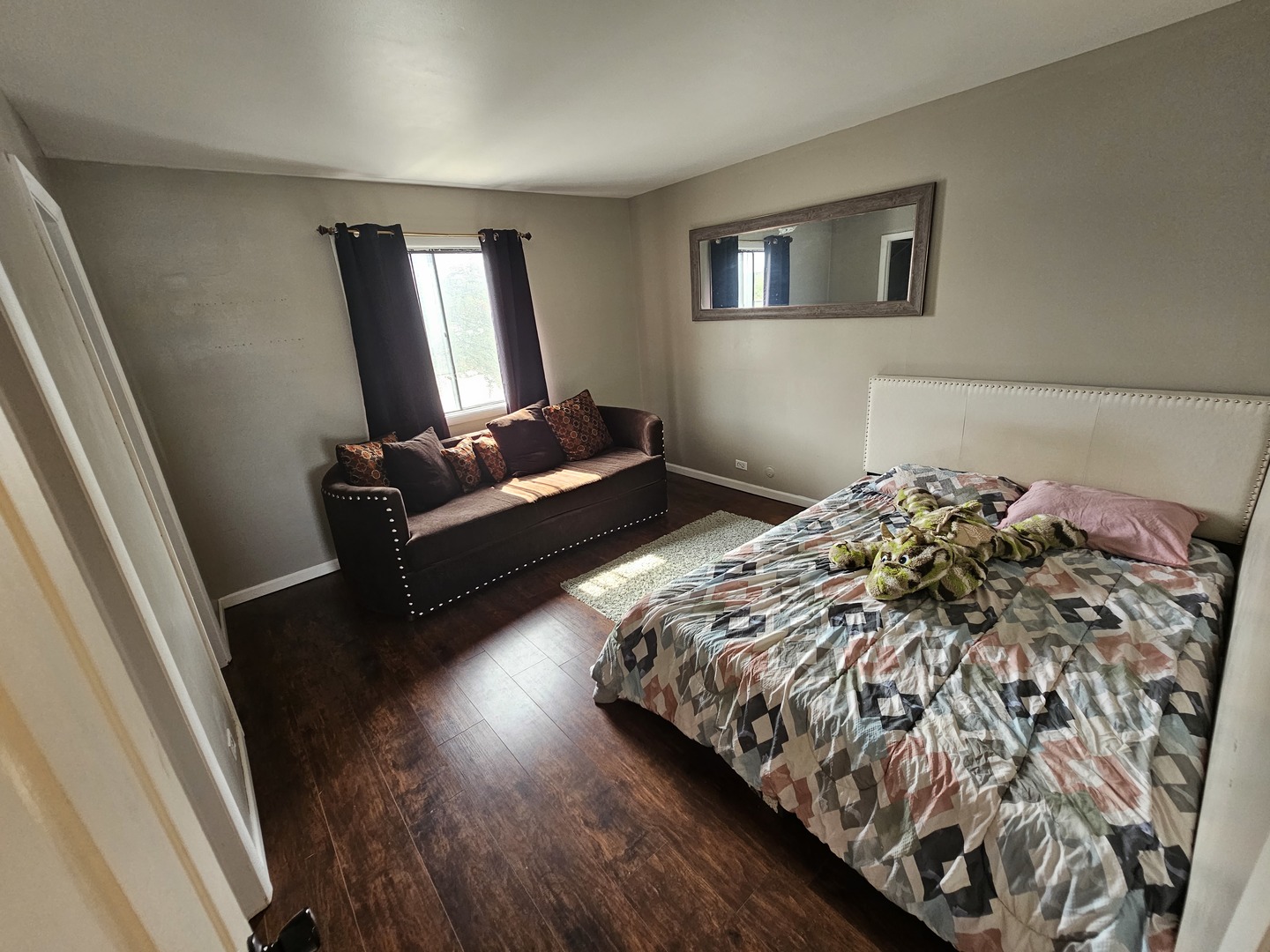 608 Bayview Point Schaumburg, IL 60194 - Photo 22 of 31 a bed sitting in a bedroom next to a window
