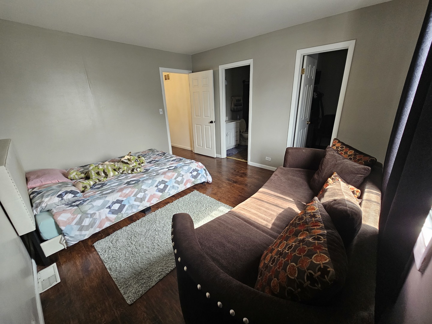 608 Bayview Point Schaumburg, IL 60194 - Photo 23 of 31 a living room with furniture and wooden floor