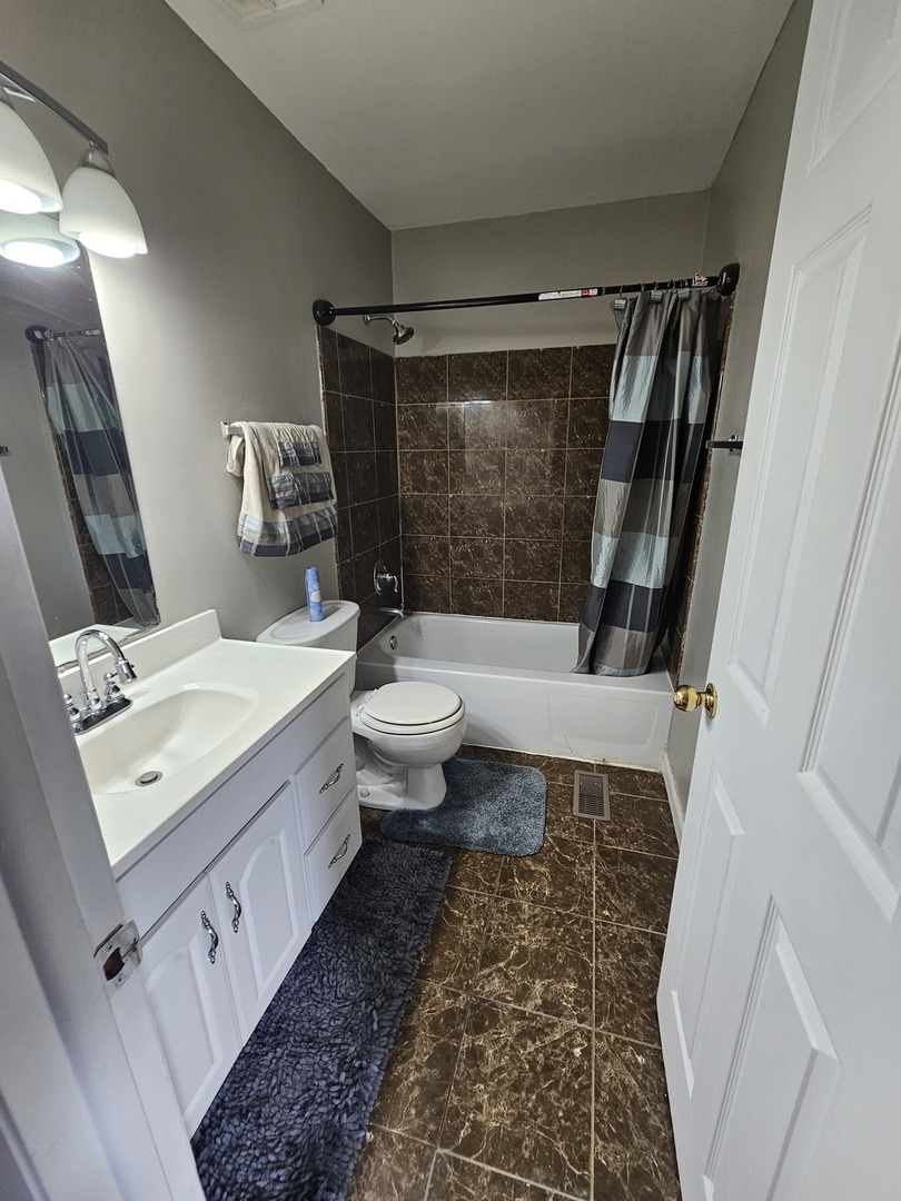 608 Bayview Point Schaumburg, IL 60194 - Photo 25 of 31 a bathroom with a sink a toilet and shower