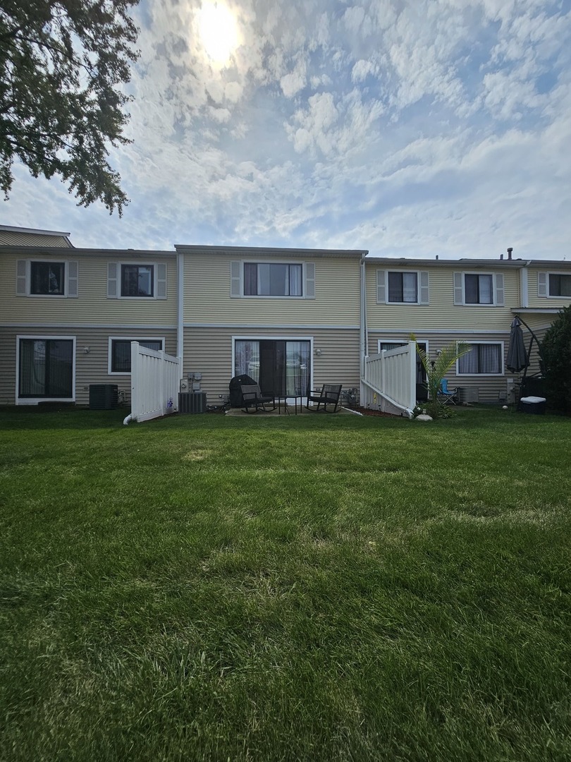 608 Bayview Point Schaumburg, IL 60194 - Photo 27 of 31 a front view of house with yard