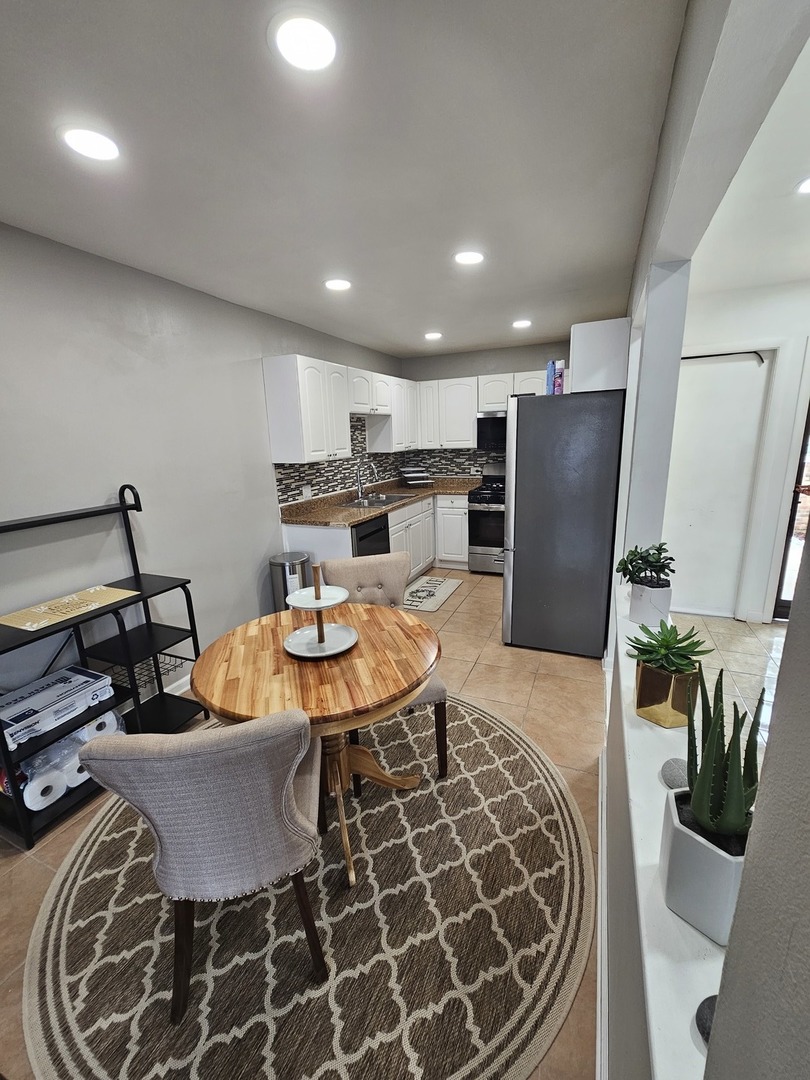 608 Bayview Point Schaumburg, IL 60194 - Photo 7 of 31 a very nice looking dining room with a table and chairs