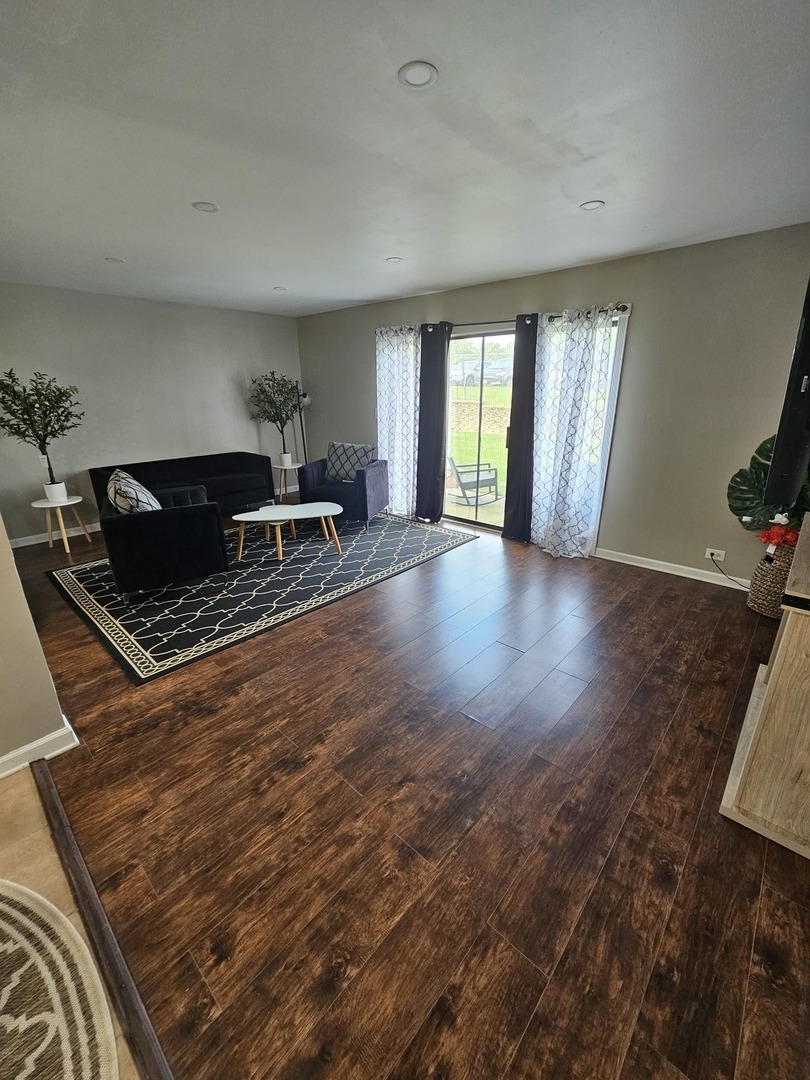 608 Bayview Point Schaumburg, IL 60194 - Photo 9 of 31 a living room with furniture and a window