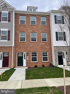 a brick building that has a lots of windows in it