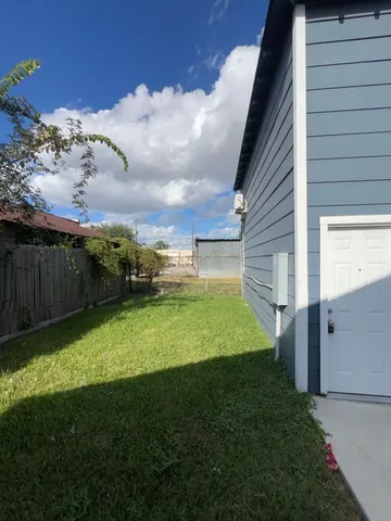 $949 | 6915 1/2 Avenue L, Houston, TX 77011