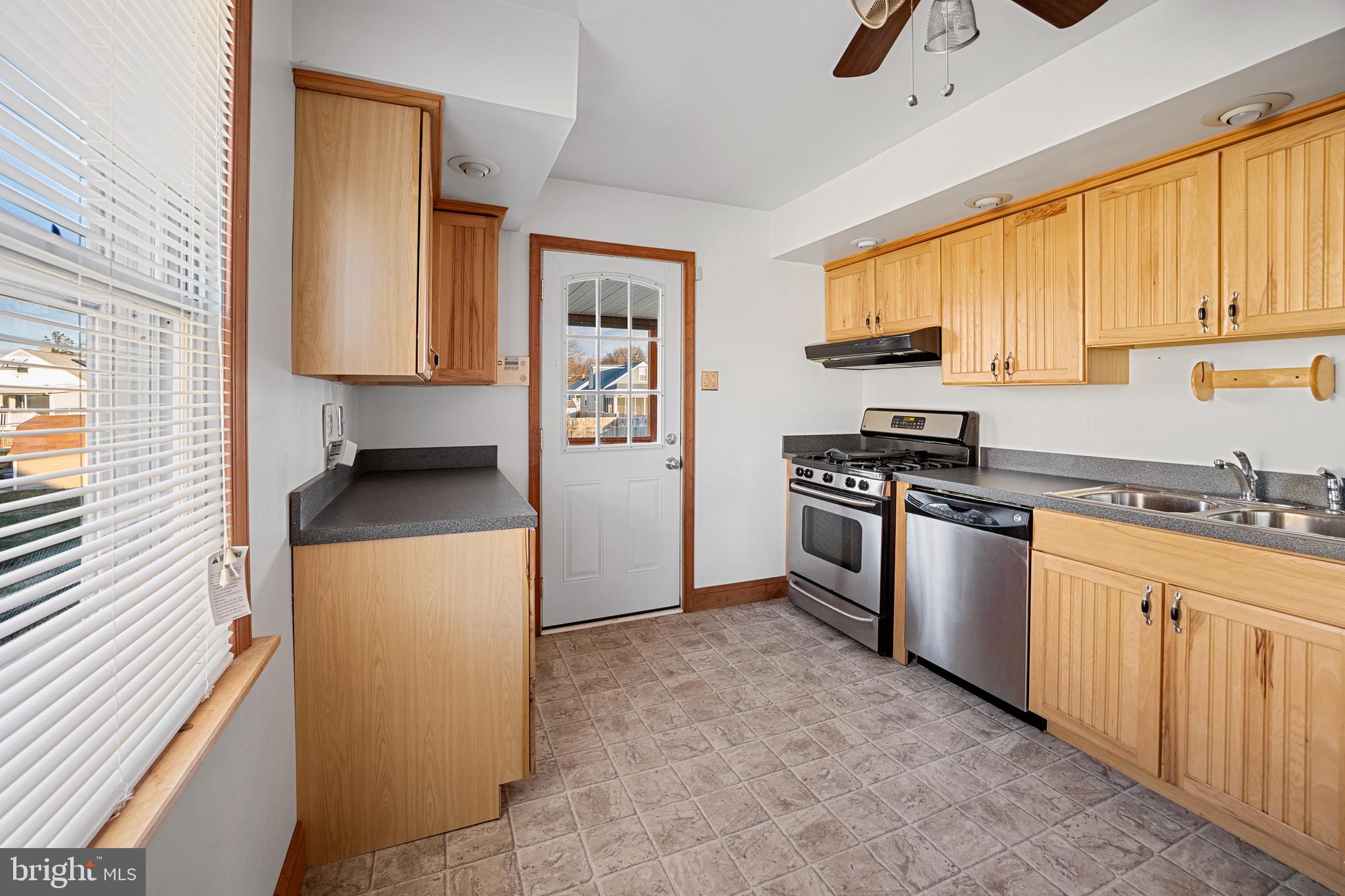 914 Woodlynn Road Baltimore, MD 21221 - Photo 6 of 21