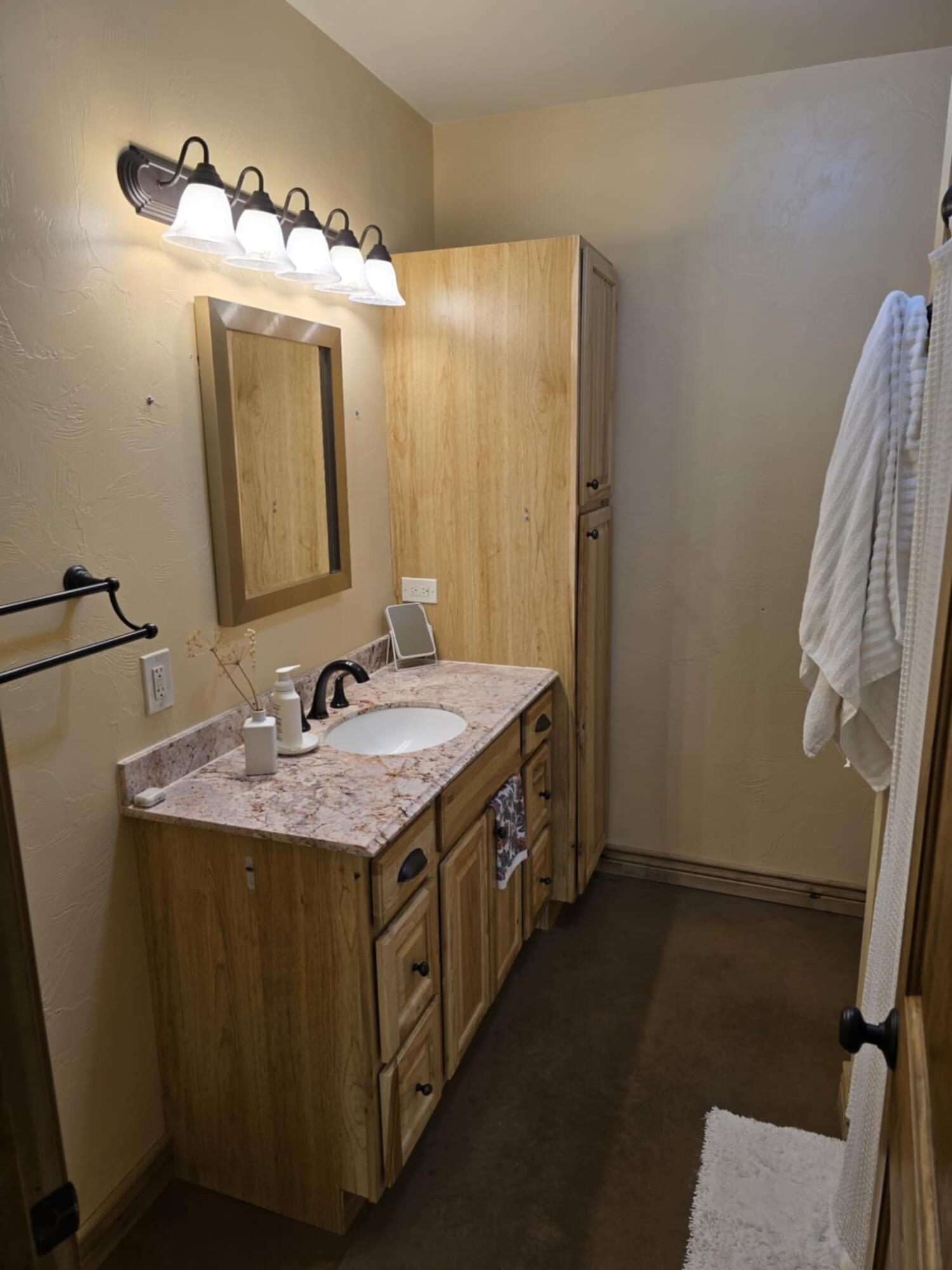 7 Woodland Park Road Sheridan, WY 82801 - Photo 10 of 26 bathroom