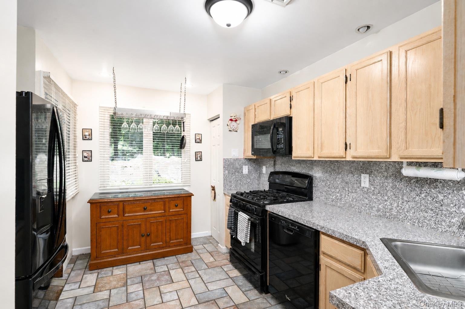3501 Homestead Court Peekskill, NY 10566 - Photo 5 of 17 Gallery Image 5