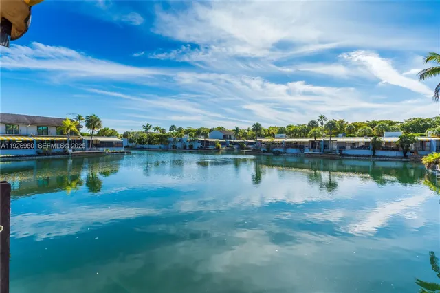 a view of a house with backyard and tree