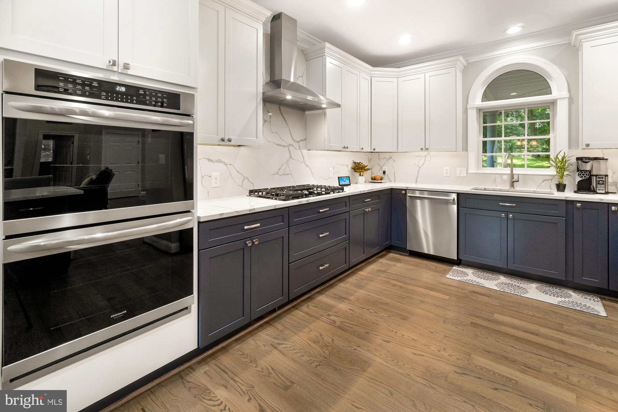 9836 Watkins Road Gaithersburg, MD 20882 - Photo 15 of 70 Double oven, quartz countertops, 5 burner cooktop